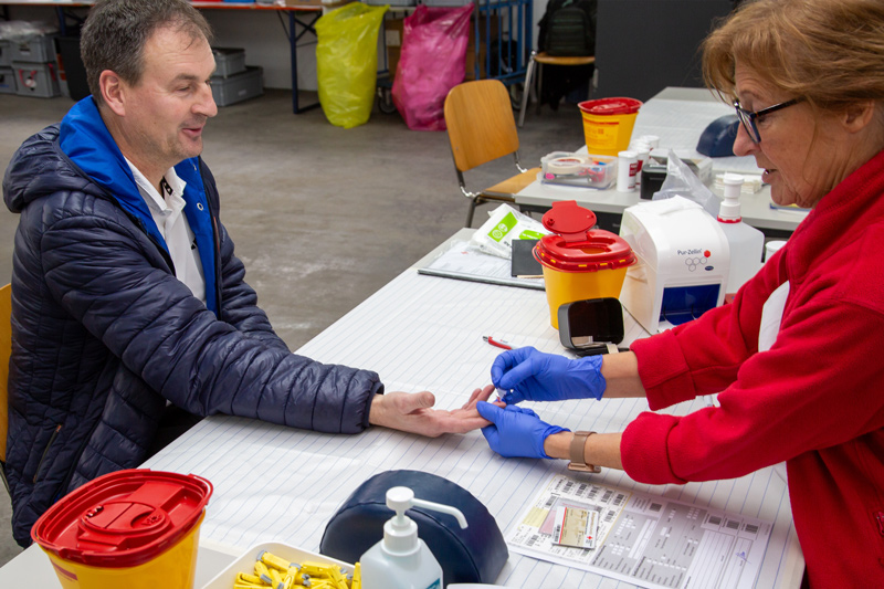 Zu den Tests gehört auch die Messung des Hämoglobin-Werts im Blut – so wie im Bild dargestellt.